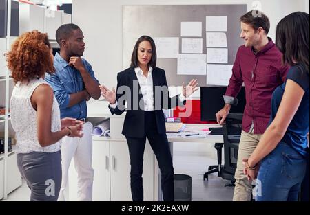 Tout est question de marketing. Photo d'un groupe d'employés de bureau dans une réunion. Banque D'Images