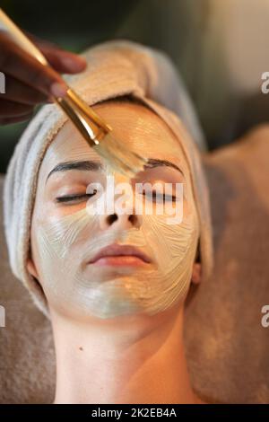 Ma peau mérite un soin. Photo d'une jeune femme recevant un soin de beauté dans un spa. Banque D'Images