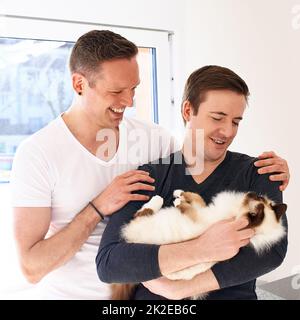 Les choses sont toujours meilleures quand elles étaient ensemble. Photo courte d'un couple gay affectueux. Banque D'Images