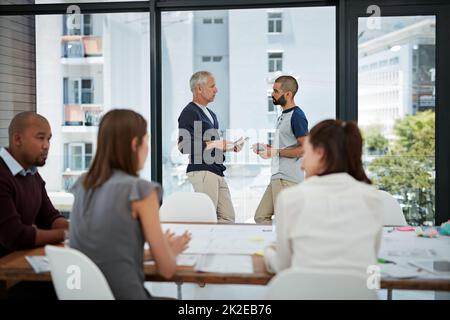 Collaborations créatives. Photo de collègues ayant une réunion de bureau informelle. Banque D'Images