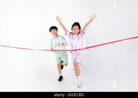 Korean Boy and girl fitness and Exercise concept en fond blanc  franchit la ligne d'arrivée Banque D'Images