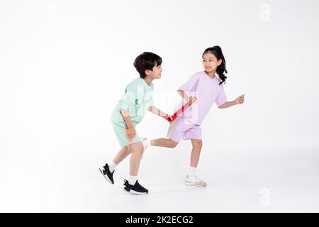 Korean boy et girl fitness et l'exercice concept en fond blanc  main overing bâton Banque D'Images