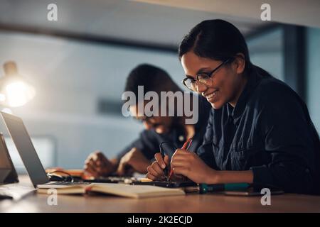 Quel que soit le temps, vous serez de nouveau en ligne. Photo de deux jeunes techniciens réparant ensemble le matériel informatique. Banque D'Images