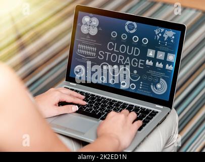Stockage de texte d'écriture dans le cloud. L'informatique d'approche professionnelle connecte les appareils aux données du Cloud sur le stockage à distance femme assise avec ordinateur portable vue arrière supérieure travailler à domicile. Banque D'Images