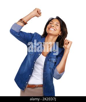 Shes sur le nuage neuf. Photo en studio d'une belle femme célébrant une victoire sur fond blanc. Banque D'Images