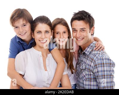 Tout ce dont vous avez besoin, c'est de l'amour. Studio portrait d'une famille heureuse de quatre isolés sur blanc. Banque D'Images