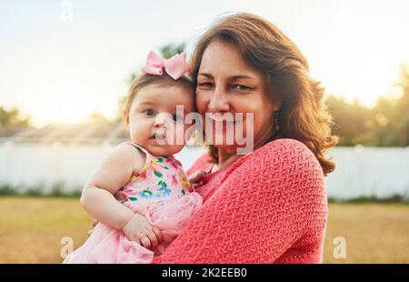 Être grand-mère m'a apporté tant de joie. Portrait d'une grand-mère tenant son adorable petite petite-fille dans l'arrière-cour à la maison. Banque D'Images