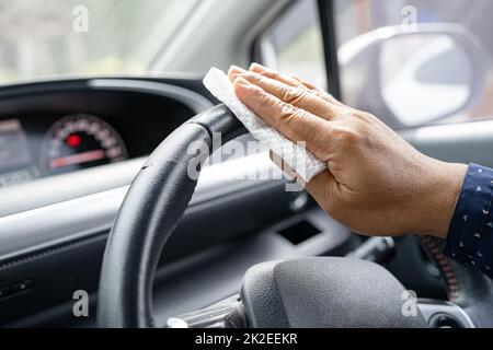 Nouvelle femme de travail asiatique normale, propre en voiture pour protéger le coronavirus de sécurité. Banque D'Images