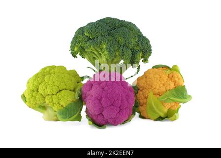 Chou-fleur et brocoli frais et colorés sur blanc Banque D'Images