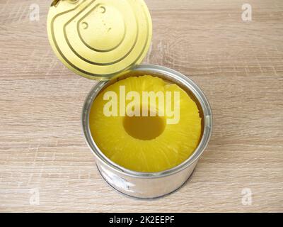 Une boîte de tranches d'ananas dans le jus Banque D'Images