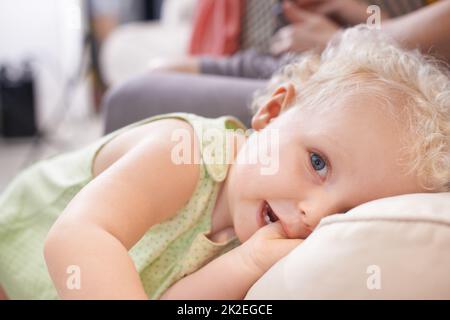 Elle est tout simplement adorable. Portrait d'un jeune enfant mignon aux cheveux bouclés blonds. Banque D'Images