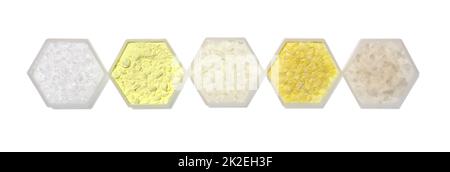 Ingrédient chimique dans un récipient hexagonal de forme moléculaire. Polyéthylène, poudre de soufre, cire microcristalline, flocons de sulfure de sodium et sel de flage Banque D'Images