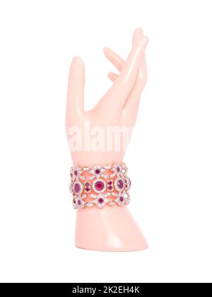 Rubis saphir avec bracelet en zircon blanc sur main femelle de mannequin en plastique. Collection d'accessoires en pierres précieuses naturelles. Prise de vue en studio Banque D'Images