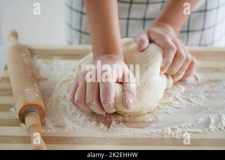 Préparation de pain maison avec hausse des prix du pain sur le marché. Crise économique. Baker cuisant du pain. Banque D'Images