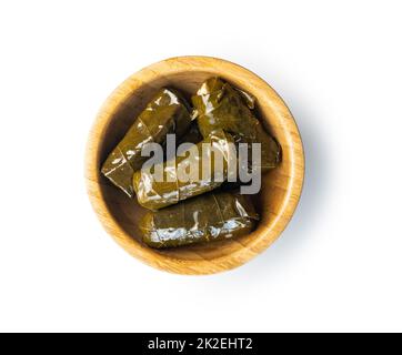 Dolmades. Feuilles de vigne farcies. Hors-d'œuvre grec dans un bol isolé sur fond blanc. Banque D'Images