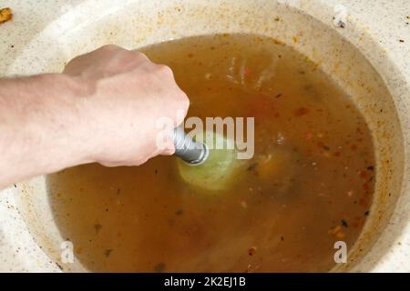 utilisez une pompe de cuisine en plastique pour déboucher l'évier de cuisine Banque D'Images