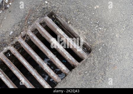 grille d'égout, gros plan de la grande grille d'égout dans la ville Banque D'Images