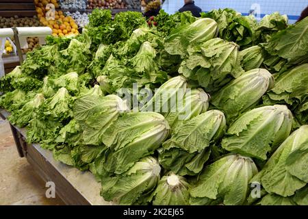 grandes lettres à vendre à l'épicerie, les lettres fraîches sont idéales pour les salades Banque D'Images