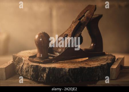 Ancienne fraiseuse de bois dans l'atelier de menuiserie Banque D'Images