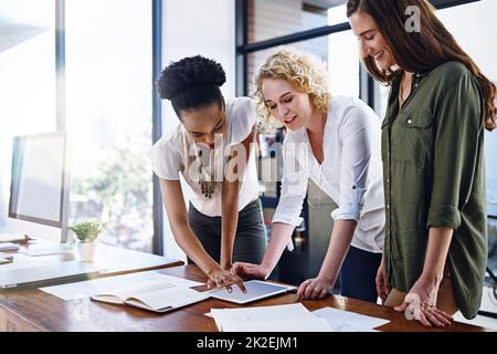 Prendre ensemble des décisions vitales pour améliorer leurs chances de réussite. Photo rognée d'une équipe de designers travaillant ensemble au bureau. Banque D'Images