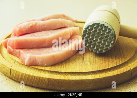 Tranches de porc sur une planche à découper Banque D'Images