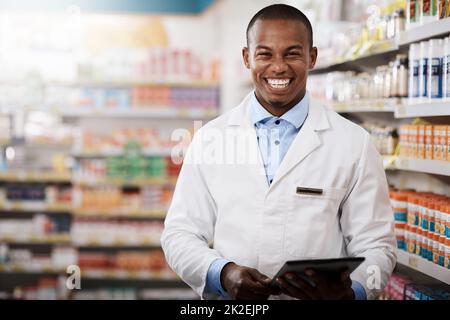 Toutes nos allées sont remplies pour votre confort. Portrait d'un jeune pharmacien travaillant dans un chimiste. Banque D'Images