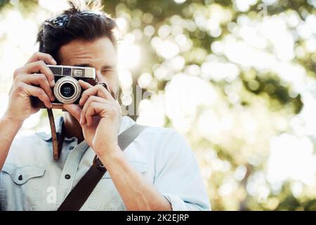 La vie est pleine de beauté. Photo d'un beau jeune touriste qui a vérifié les sites. Banque D'Images