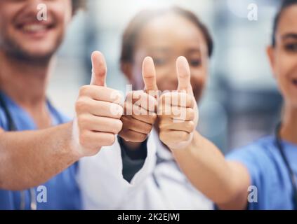 Les médecins, les infirmières ou les pouces dans la réussite, la collaboration de travail d'équipe ou la confiance avec l'objectif de gagnant médical. Zoom sur remerciement, motivation et vote emoji Banque D'Images