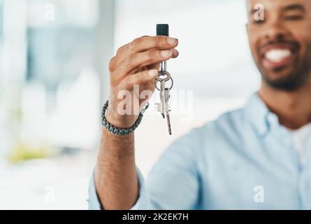 IVE a tourné la page et a lancé un nouveau chapitre. Photo d'un jeune homme tenant les clés de sa nouvelle maison. Banque D'Images