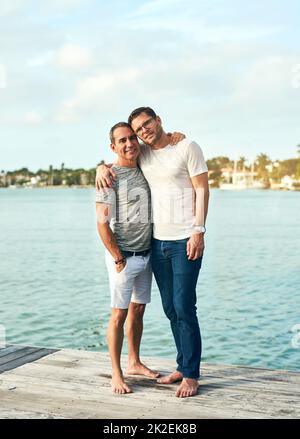 Une paire parfaite sur la jetée. Photo d'un couple affectueux et mature sur la plage. Banque D'Images