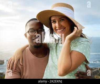 La lumière de ma vie, ma belle femme. Portrait d'un jeune couple heureux appréciant des vacances romantiques le long de la côte. Banque D'Images