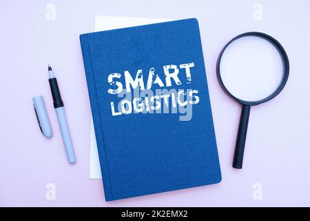 Inspiration montrant l'enseigne Smart Logistics. Concept d'entreprise intégration de la technologie intelligente dans le système logistique fournitures de bureau sur le bureau avec clavier et lunettes et tasse à café pour le travail Banque D'Images