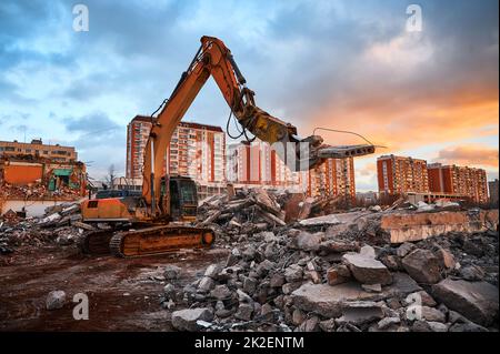 Pelle hydraulique avec presses à concasseur pile de ciment renforcé Banque D'Images