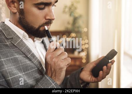 Homme avec un système de chauffage du tabac dans ses mains Banque D'Images