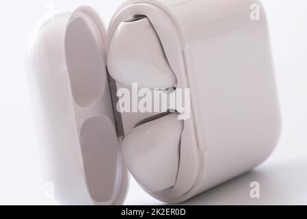 écouteurs sans fil blancs avec coffret de charge Banque D'Images