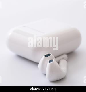 écouteurs sans fil blancs avec coffret de charge Banque D'Images