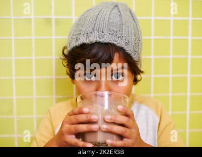 Rien ne vaut un milkshake au chocolat. Photo d'un petit garçon mignon buvant un milk-shake. Banque D'Images