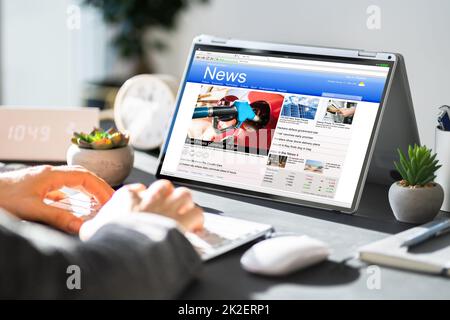 Regarder des nouvelles à l'écran. Lecture du site Web du journal Banque D'Images