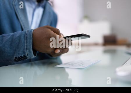 Prise de photos du dépôt à distance des chèques de paie Banque D'Images