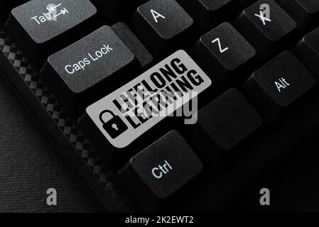 Légende conceptuelle éducation et formation tout au long de la vie. Concept d'affaires poursuite des connaissances pour des raisons personnelles ou professionnelles en tapant des notes de rappel quotidiennes, création de la présentation de rédaction en ligne Banque D'Images