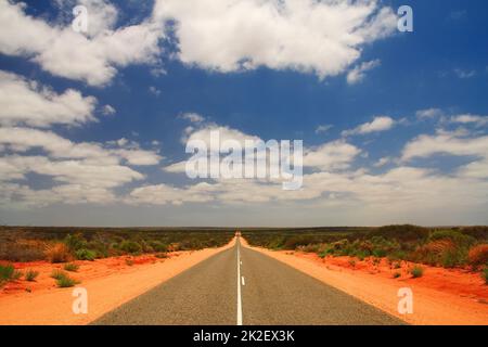 L'interminable route australienne de l'autre côté de l'Outback Banque D'Images