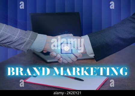 Légende présentant le marketing de la marque. Mot pour la création d'une prise de conscience sur les produits dans le monde Homme écran de téléphone mobile montrant la technologie futuriste. Banque D'Images