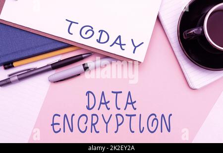 Légende conceptuelle Data Encryption. Business concept Symmetrickey algorithme pour le chiffrement des données électroniques fournitures de bureau sur le bureau avec clavier et lunettes et tasse à café pour le travail Banque D'Images