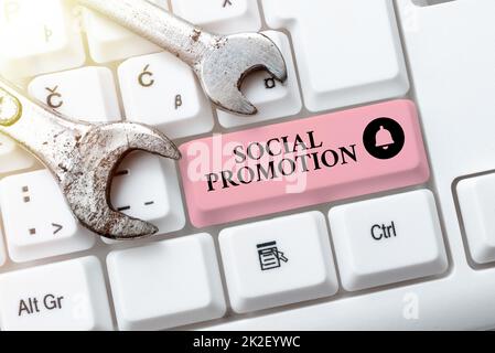 Affiche affichant la promotion sociale. Idée d'entreprise faire progresser les élèves vers la prochaine année pour être avec leurs pairs création d'un nouveau guide de programmation, en tapant les codes source du programme Banque D'Images