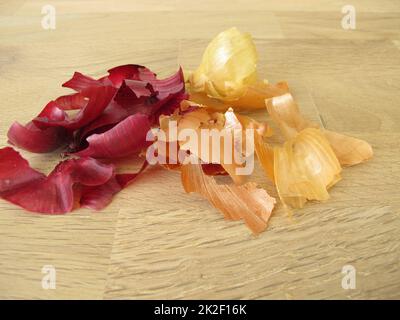 Peler les oignons rouges et bruns pour le thé, comme agent de coloration ou engrais végétal Banque D'Images