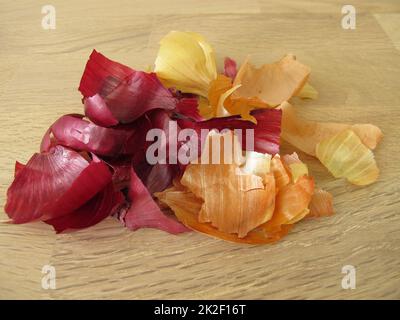 Peler les oignons rouges et bruns pour le thé, comme agent de coloration ou engrais végétal Banque D'Images