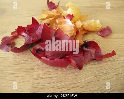 Peler les oignons rouges et bruns pour le thé, comme agent de coloration ou engrais végétal Banque D'Images