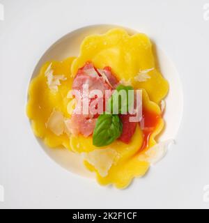 Pâtes tortellini farcies à la sauce tomate et au parmesan Banque D'Images