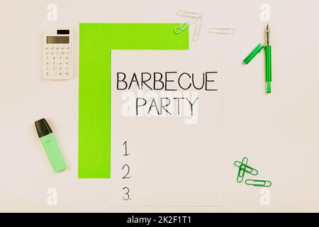 Légende conceptuelle barbecue Party. Mot pour une fête en plein air où les aliments sont cuits sur un gril ou au-dessus d'un feu plusieurs articles de bureau de collection assortis photo placée sur la table Banque D'Images