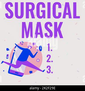 Texte montrant le masque chirurgical inspiration. Approche d'affaires portée par les professionnels de la santé pendant la chirurgie et pendant les soins infirmiers dessin homme tenant Megaphone courant avec téléphone faire des commentaires. Banque D'Images